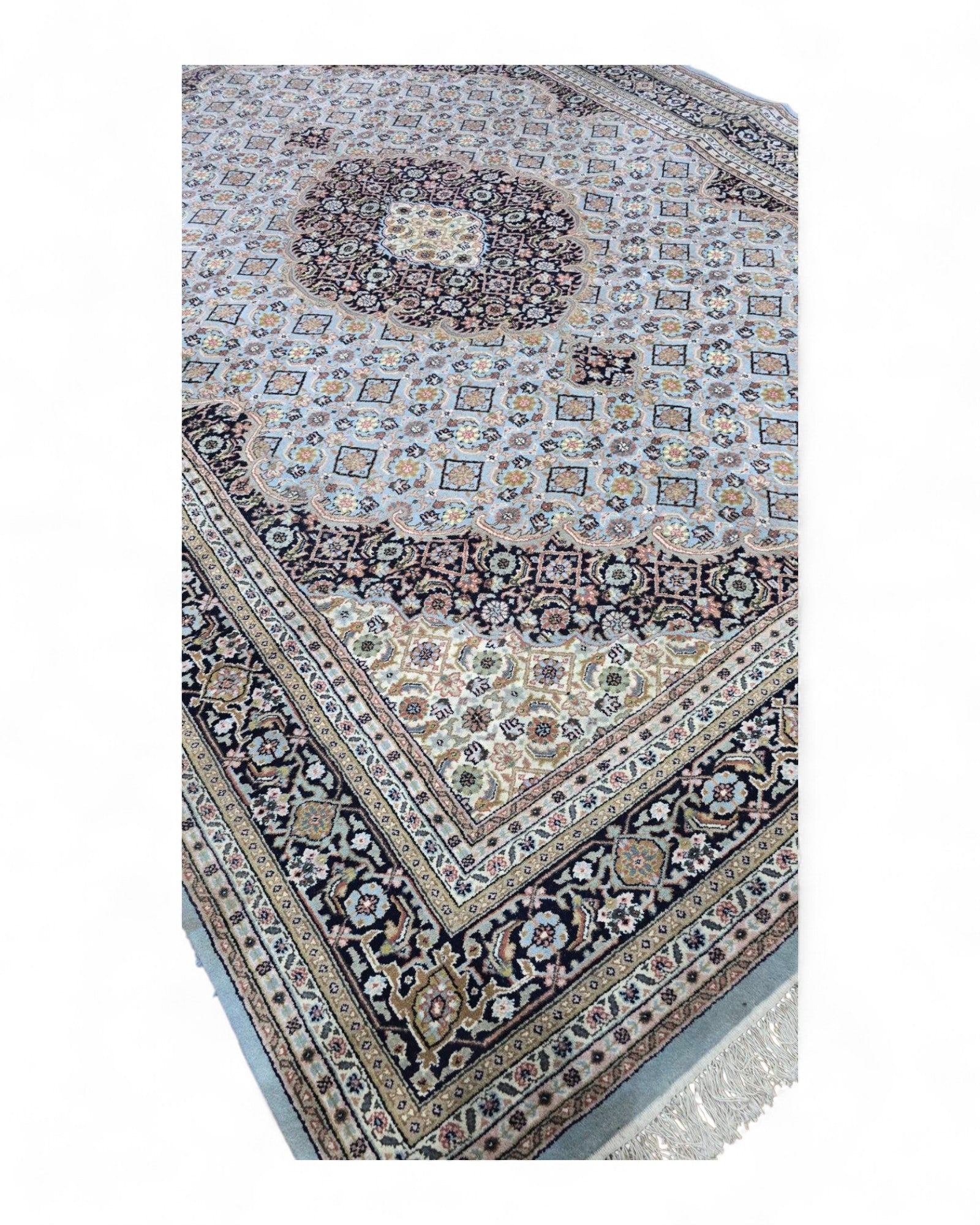 Belgian Machine-Woven Medallion Rug | 200 x 300 cm