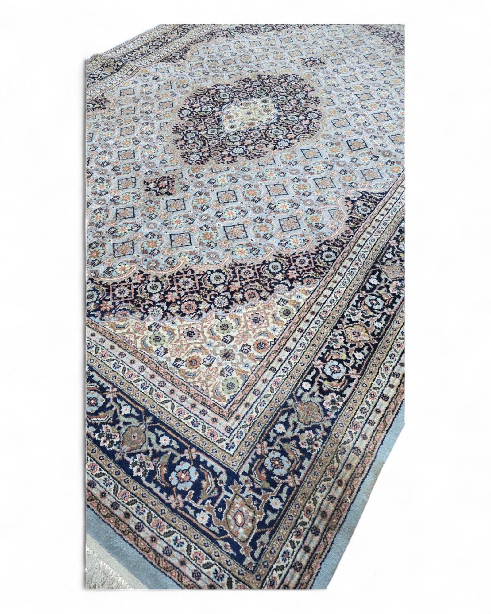Belgian Machine-Woven Medallion Rug | 200 x 300 cm