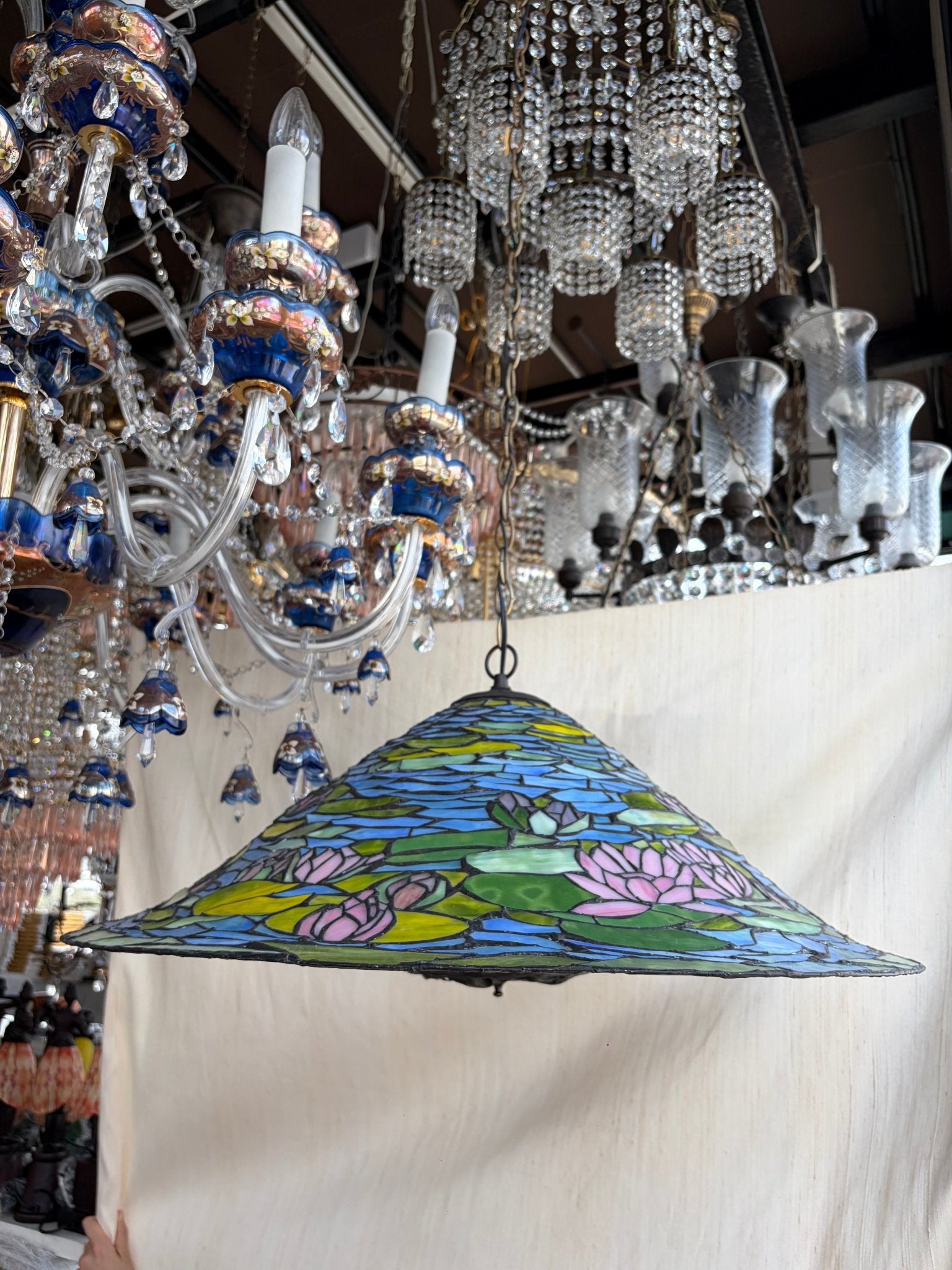 A Lotus Saucer-Shaped Tiffany-Style Stained Glass Pendant Lamp - Surround Living - 20