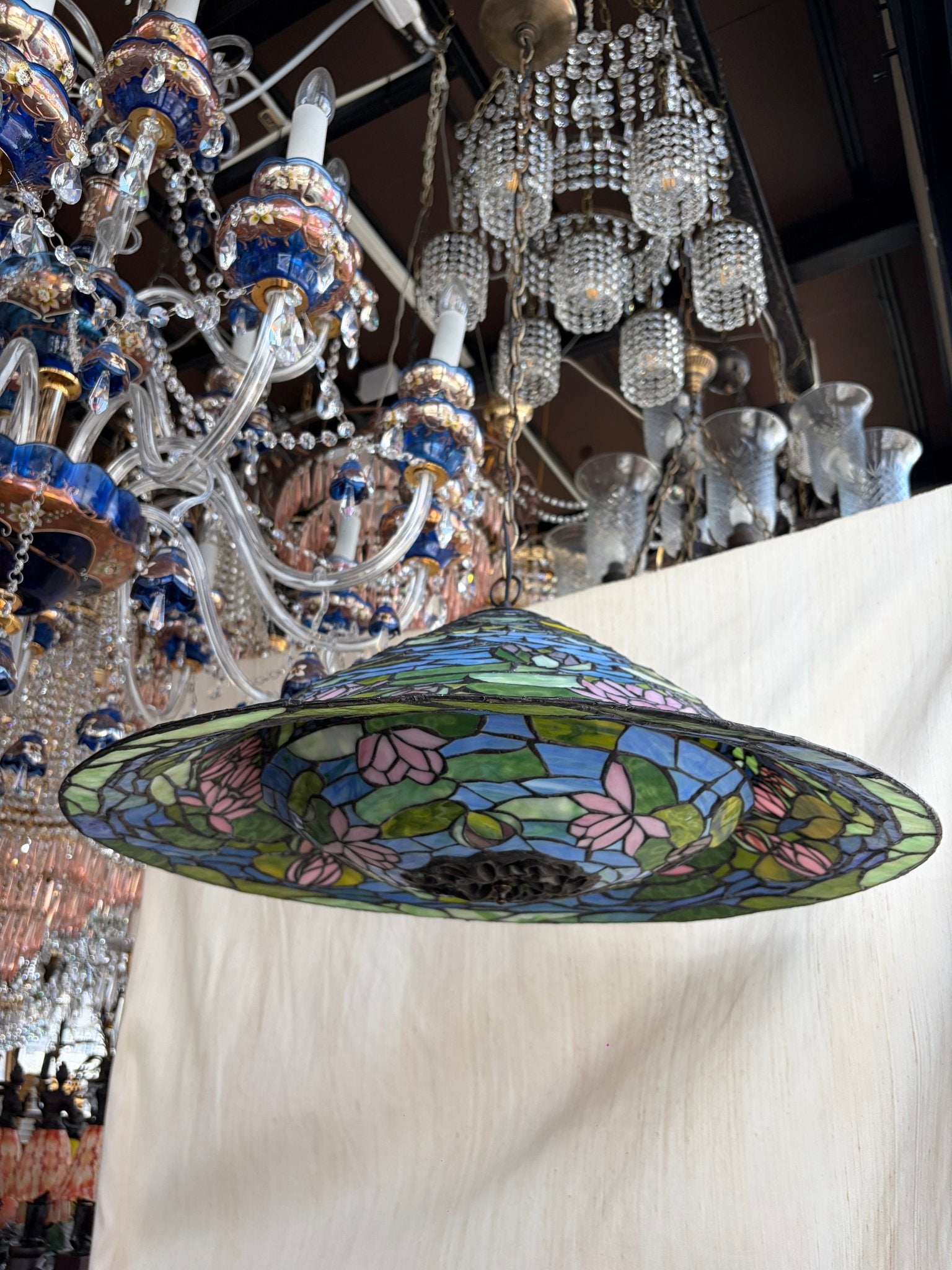 A Lotus Saucer-Shaped Tiffany-Style Stained Glass Pendant Lamp - Surround Living - 21