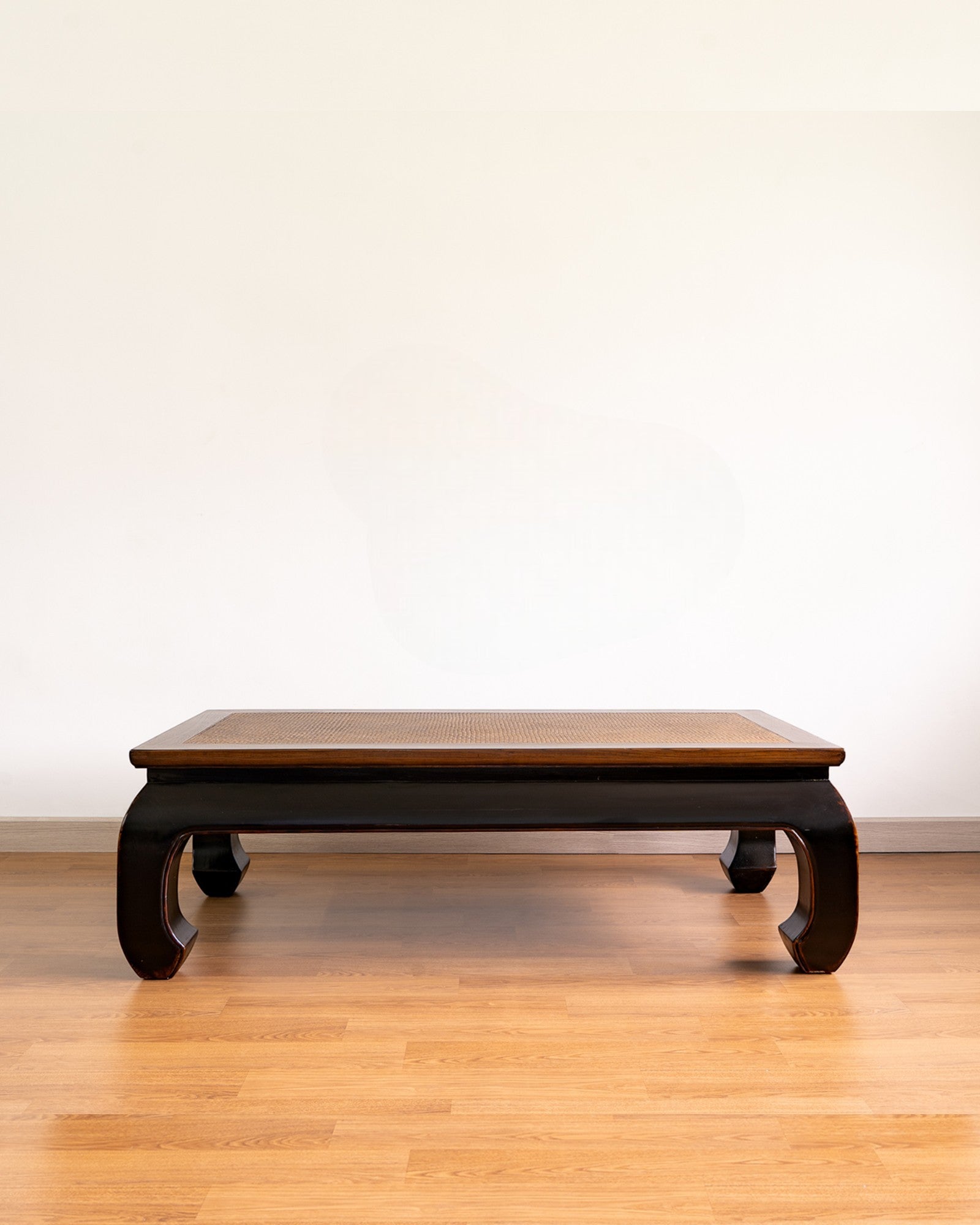 Newly Made Curved Legs Coffee Table