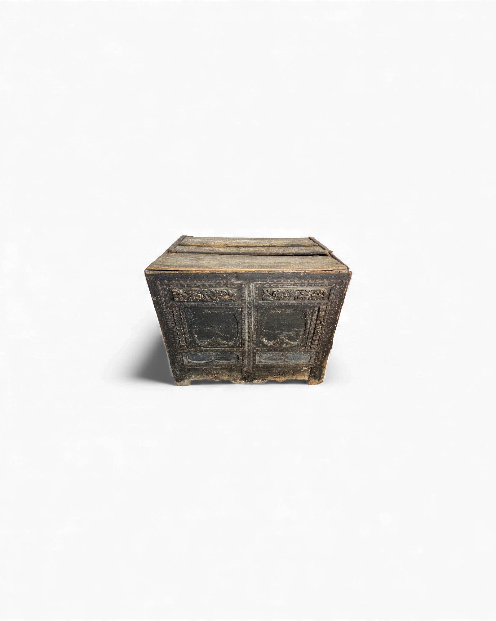 17th - Century Chinese Temple Money Chest in Black Lacquer - Surround Living - 25