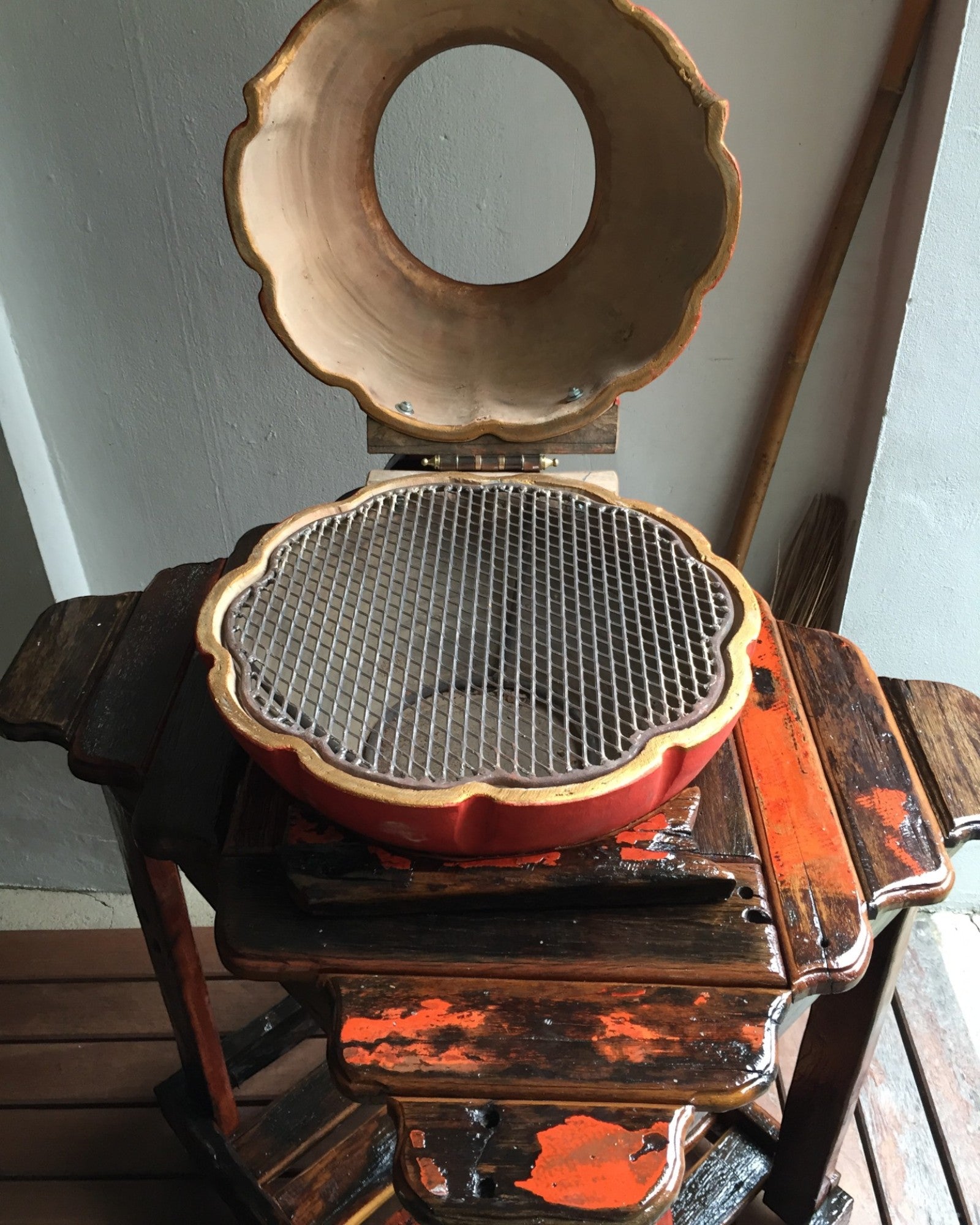 BBQ-ClayPot on Wodden Stand