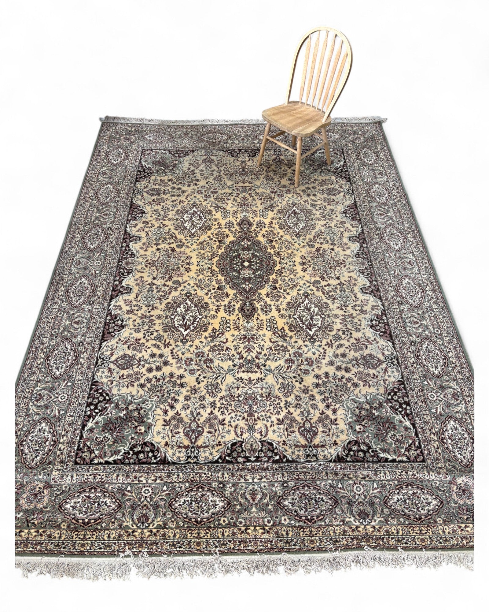 Belgian Machine-Woven Classic Medallion Rug | 250 x 350 cm