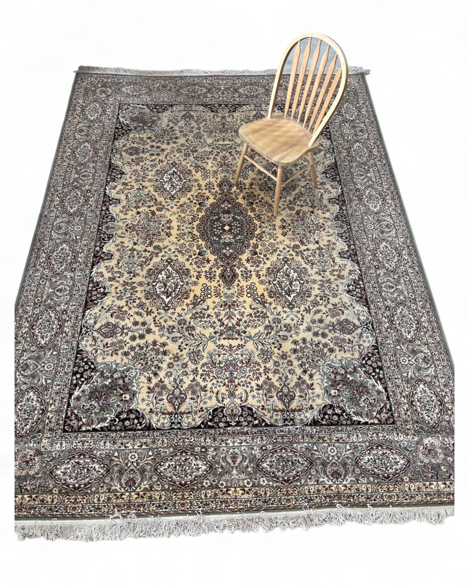 Belgian Machine-Woven Classic Medallion Rug | 250 x 350 cm