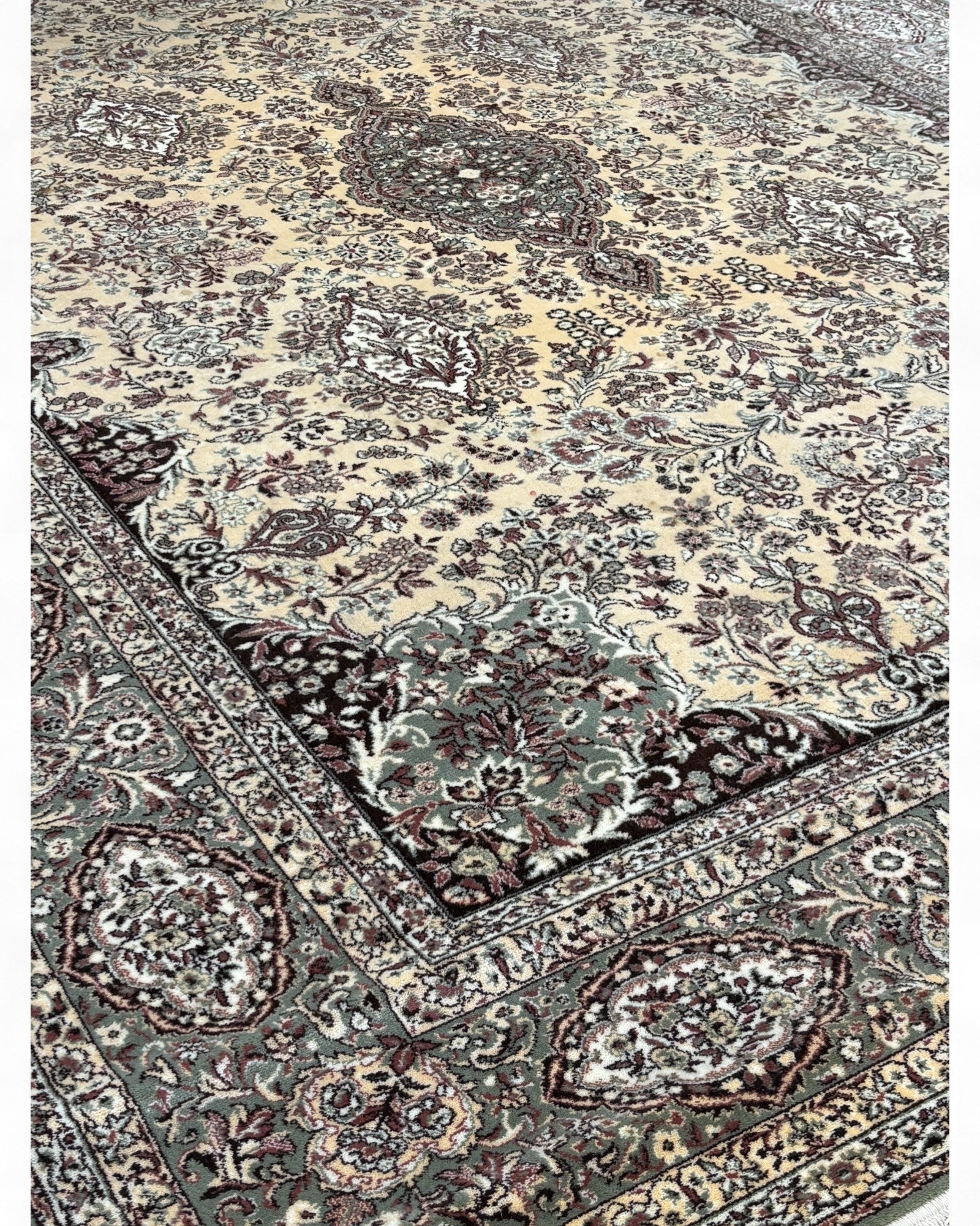 Belgian Machine-Woven Classic Medallion Rug | 250 x 350 cm