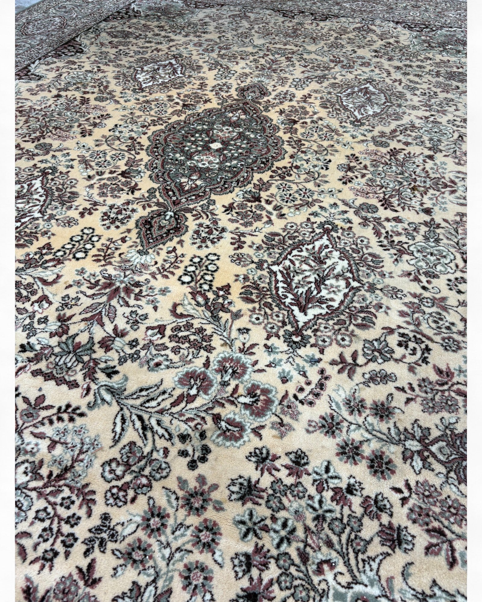 Belgian Machine-Woven Classic Medallion Rug | 250 x 350 cm