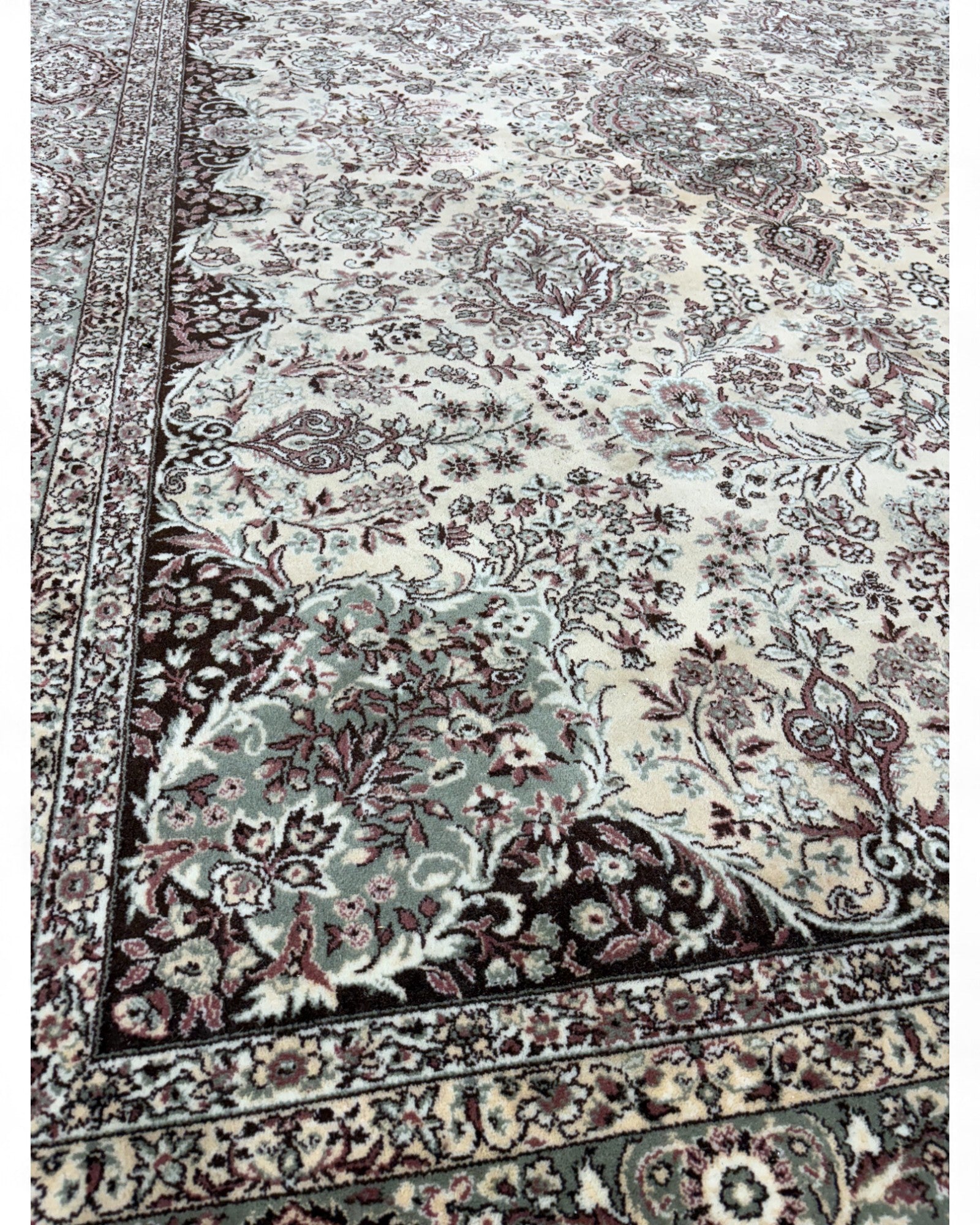 Belgian Machine-Woven Classic Medallion Rug | 250 x 350 cm