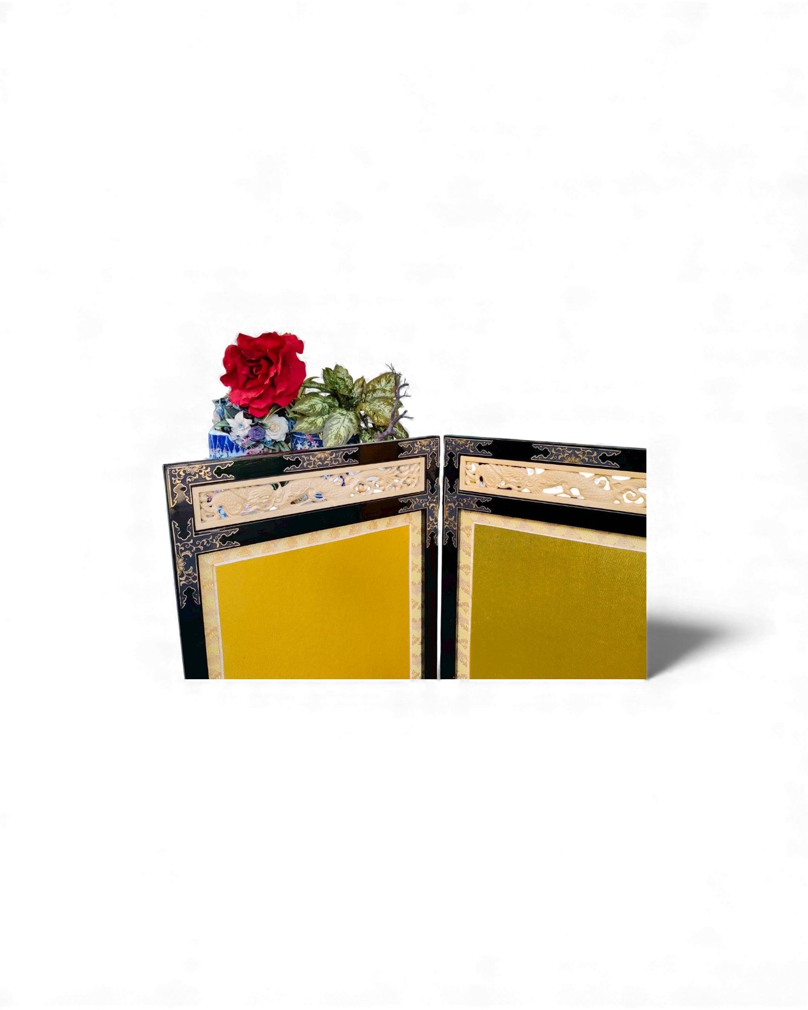 Folding Gold Screen with Carved Dragon Motif