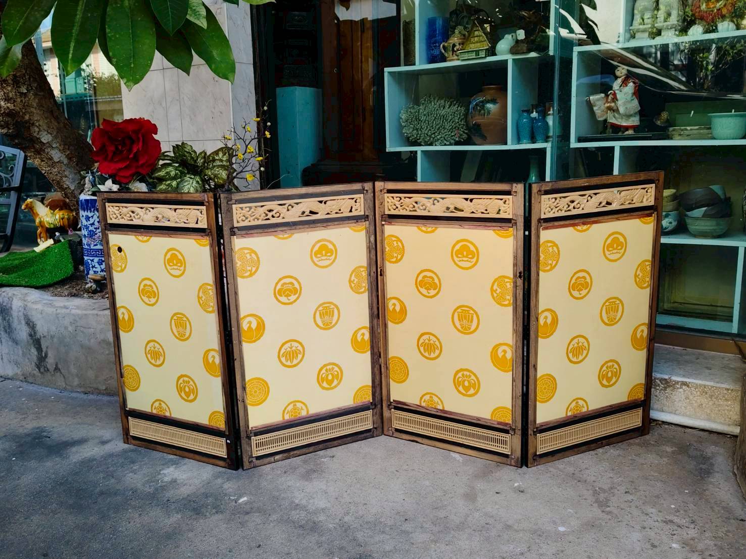 Folding Gold Screen with Carved Dragon Motif