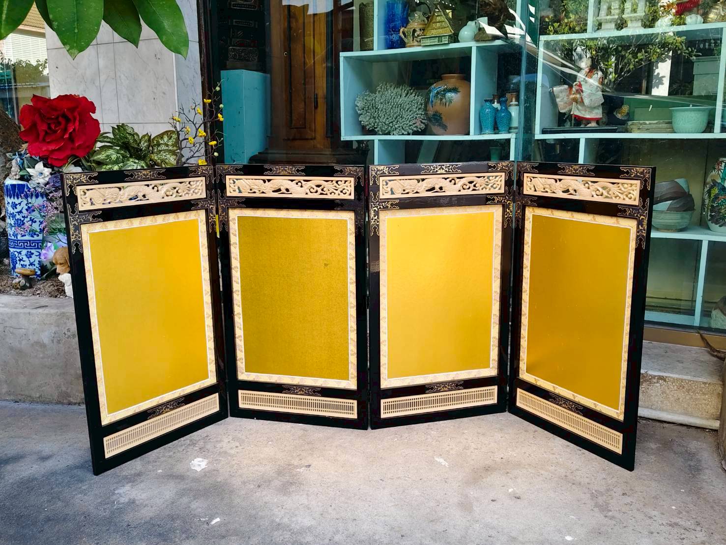 Folding Gold Screen with Carved Dragon Motif