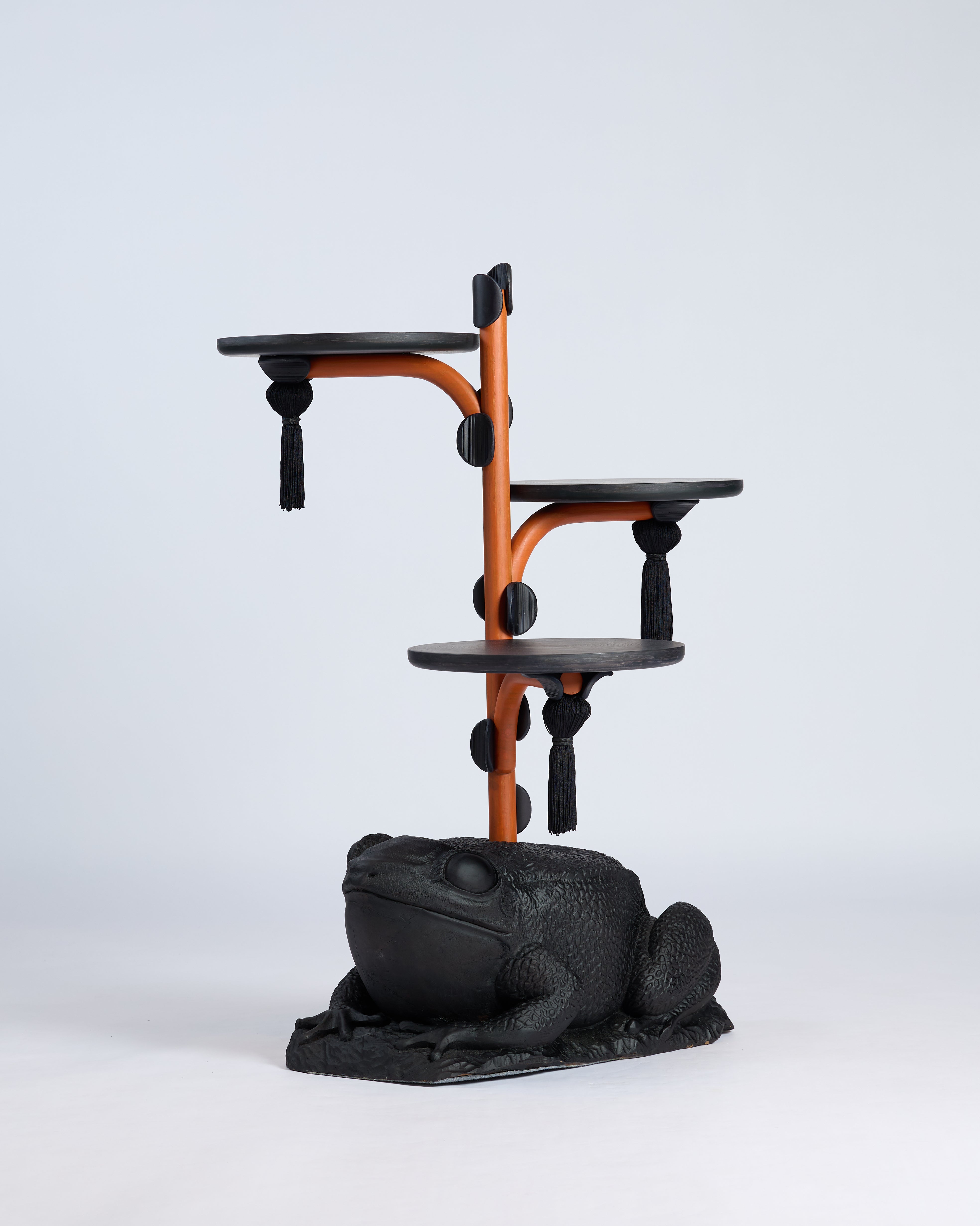 AMO ARTE — Frog Pedestal Table