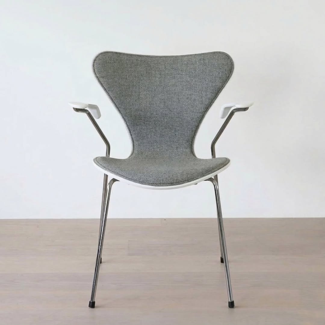 Fritz Hansen Series 7™ Armchair (Model 3207)