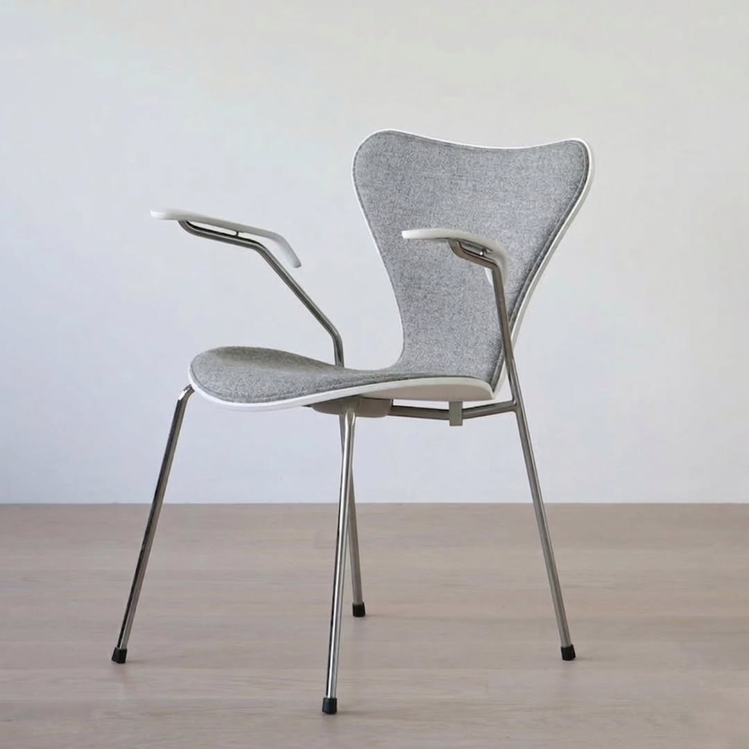 Fritz Hansen Series 7™ Armchair (Model 3207)