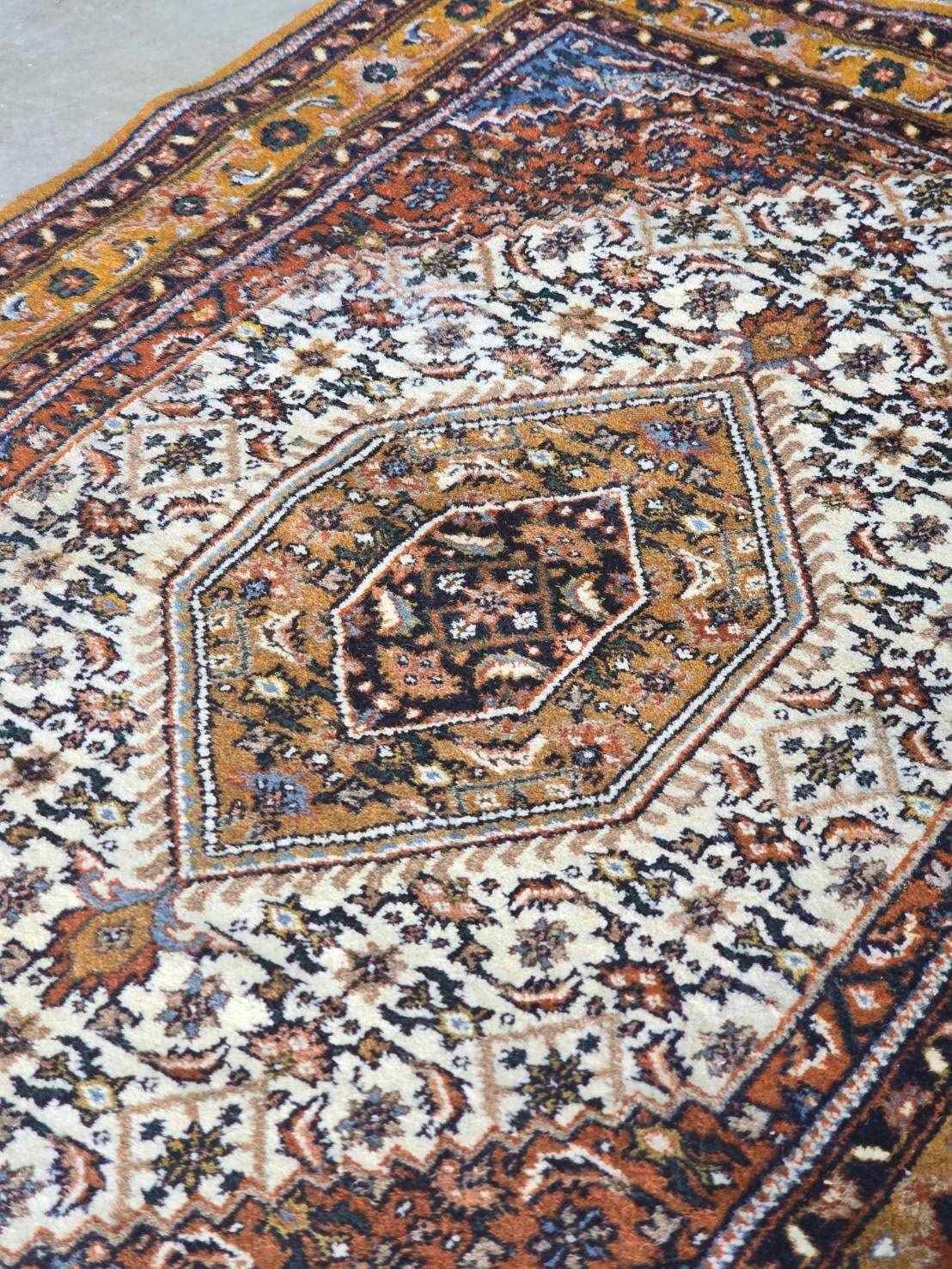 Indian Hexagonal Medallion Wool Rug | 175 x 240cm