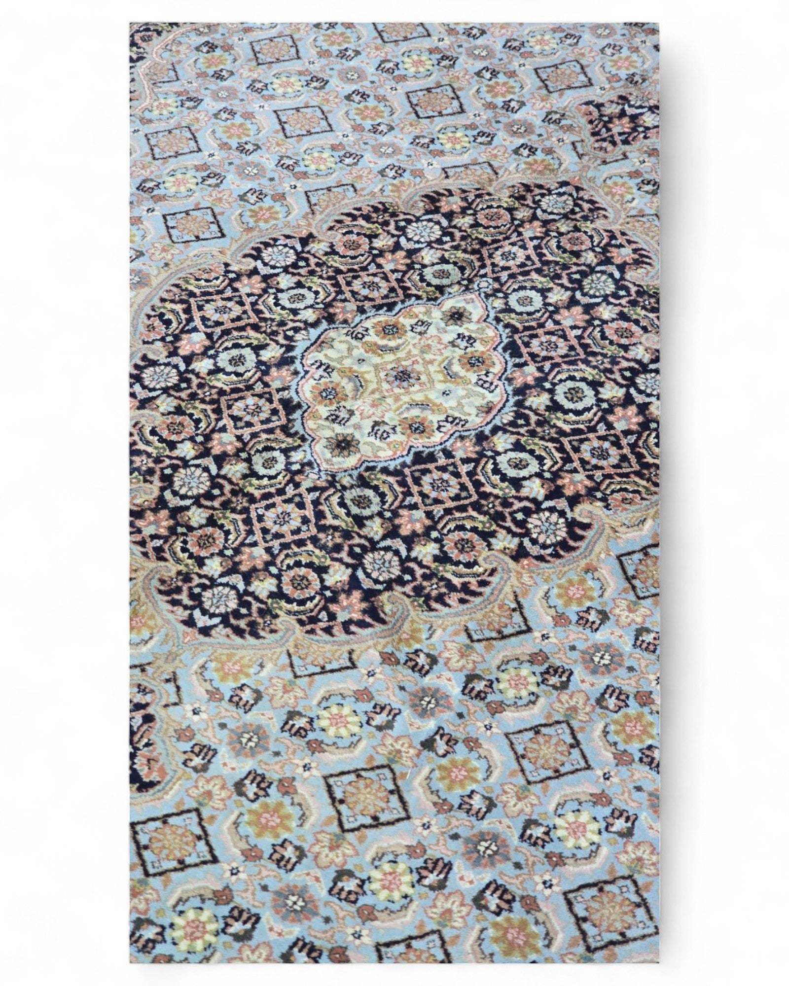 Belgian Machine-Woven Medallion Rug |  200 x 300 cm