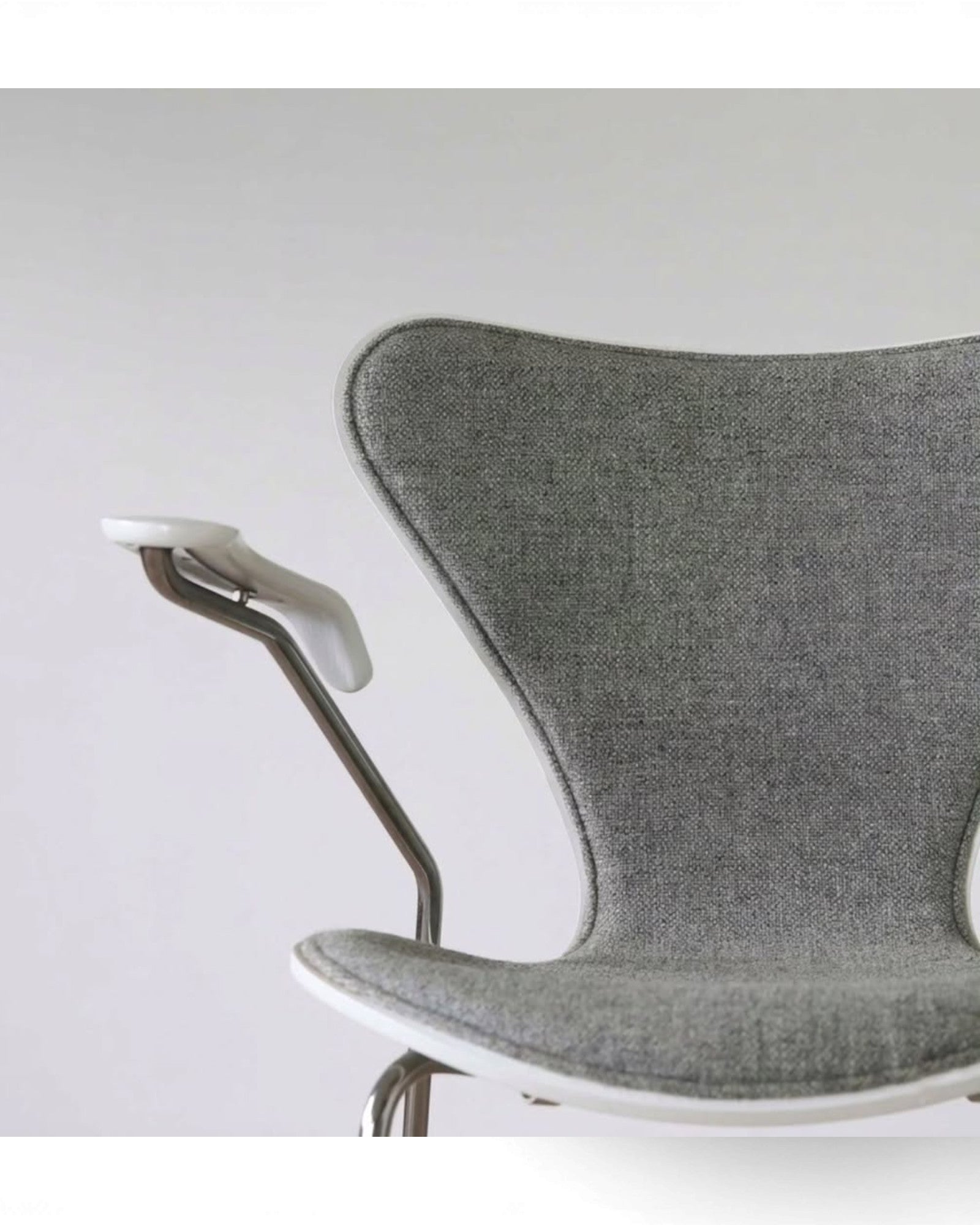 Fritz Hansen Series 7™ Armchair (Model 3207)