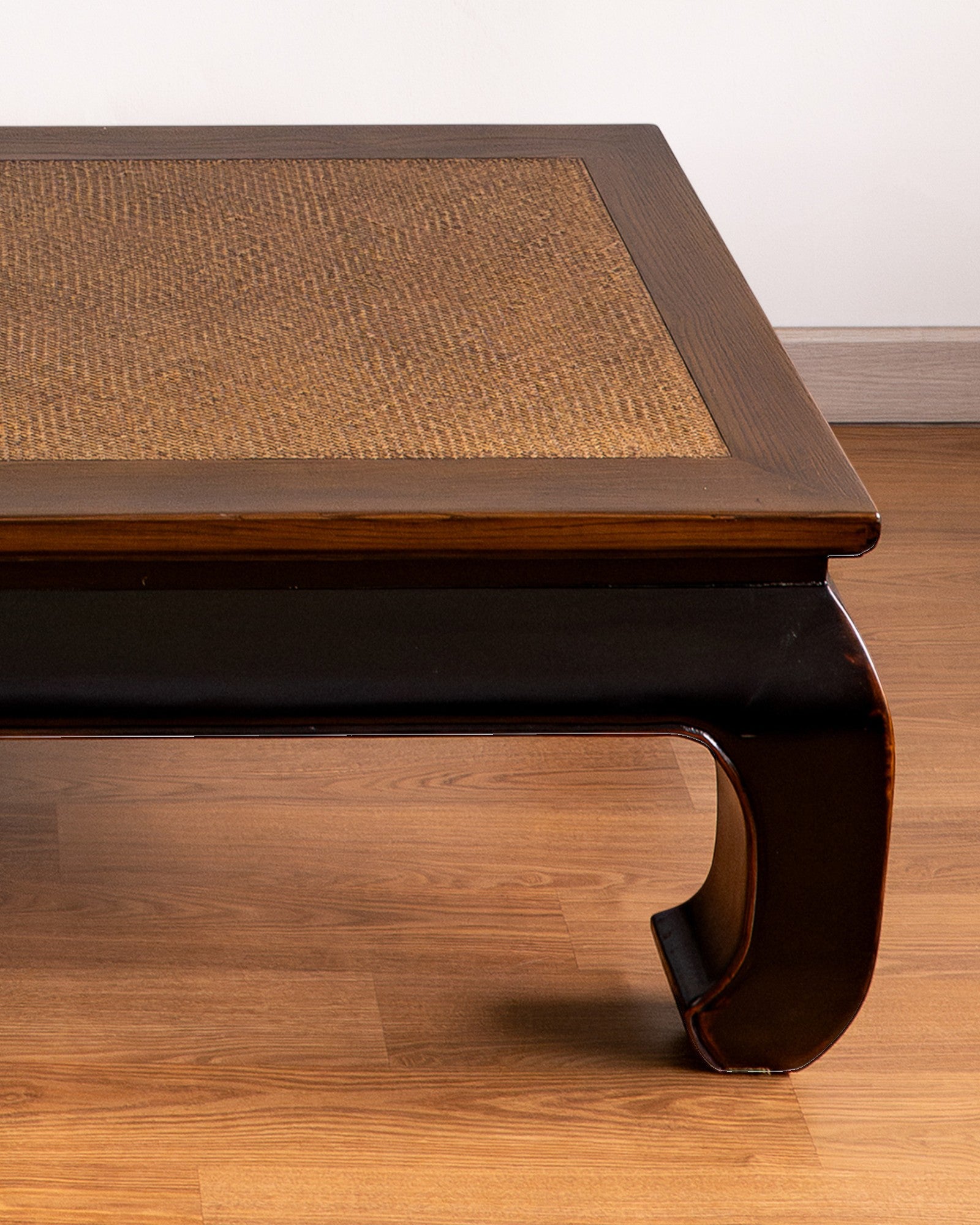 Newly Made Curved Legs Coffee Table