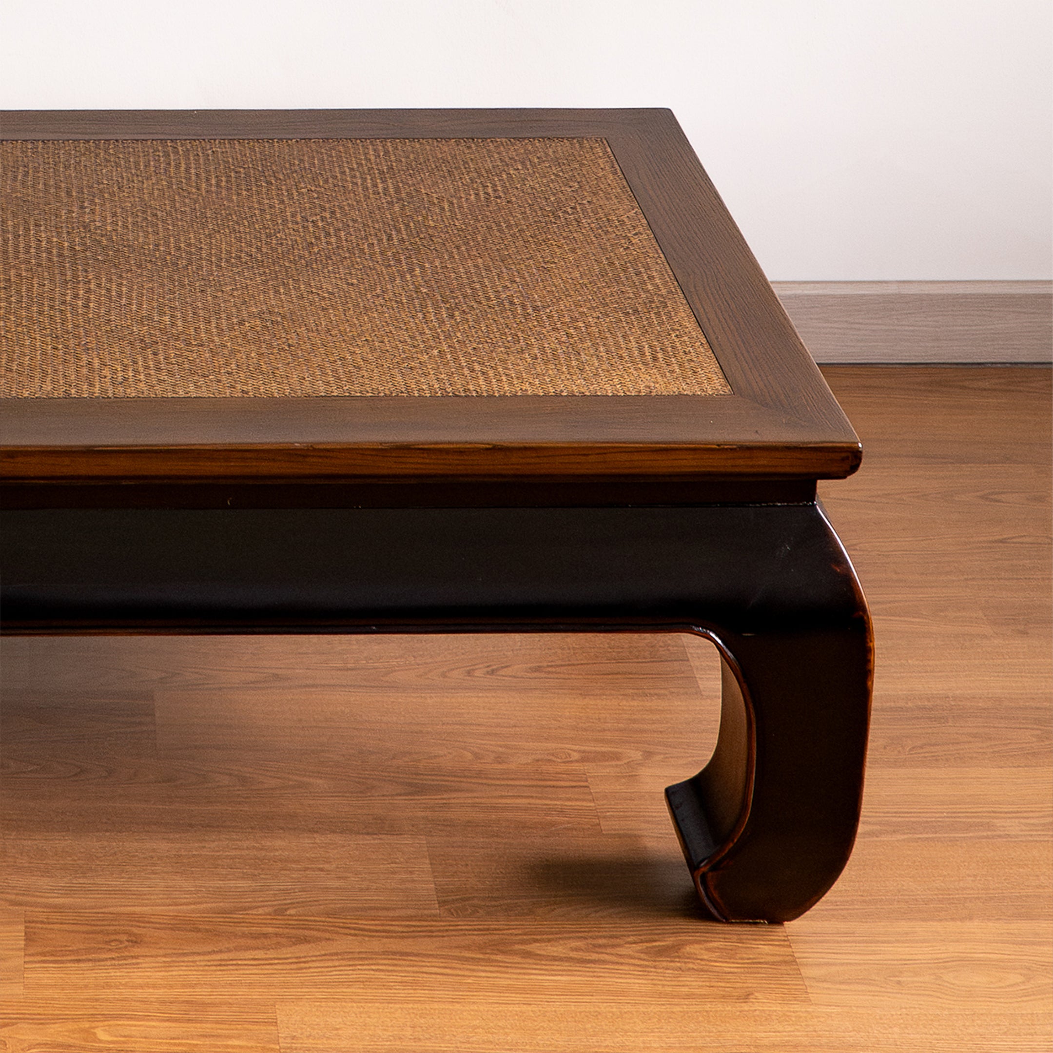 Newly Made Curved Legs Coffee Table