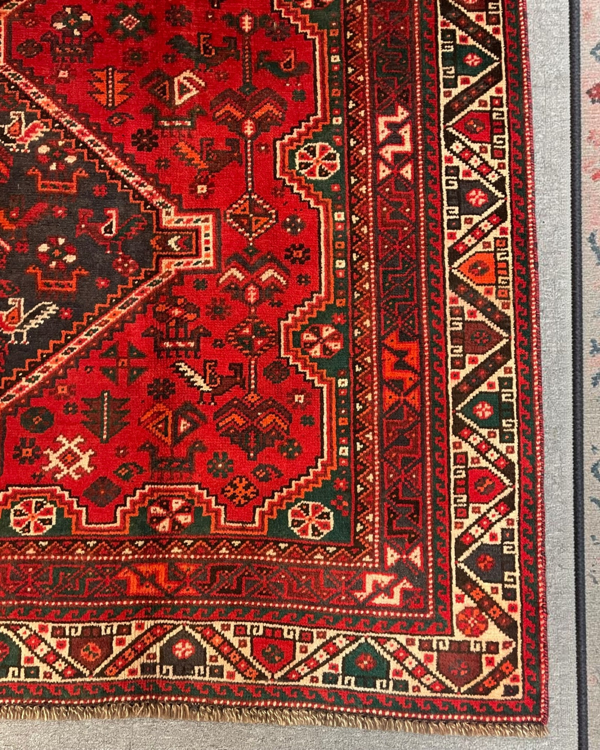 Vintage Tribal Shiraz Persian Carpet. l 255 xx 150 cm