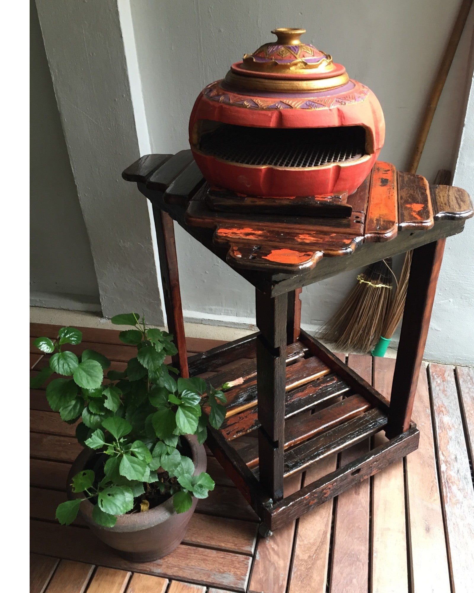 BBQ-ClayPot on Wodden Stand
