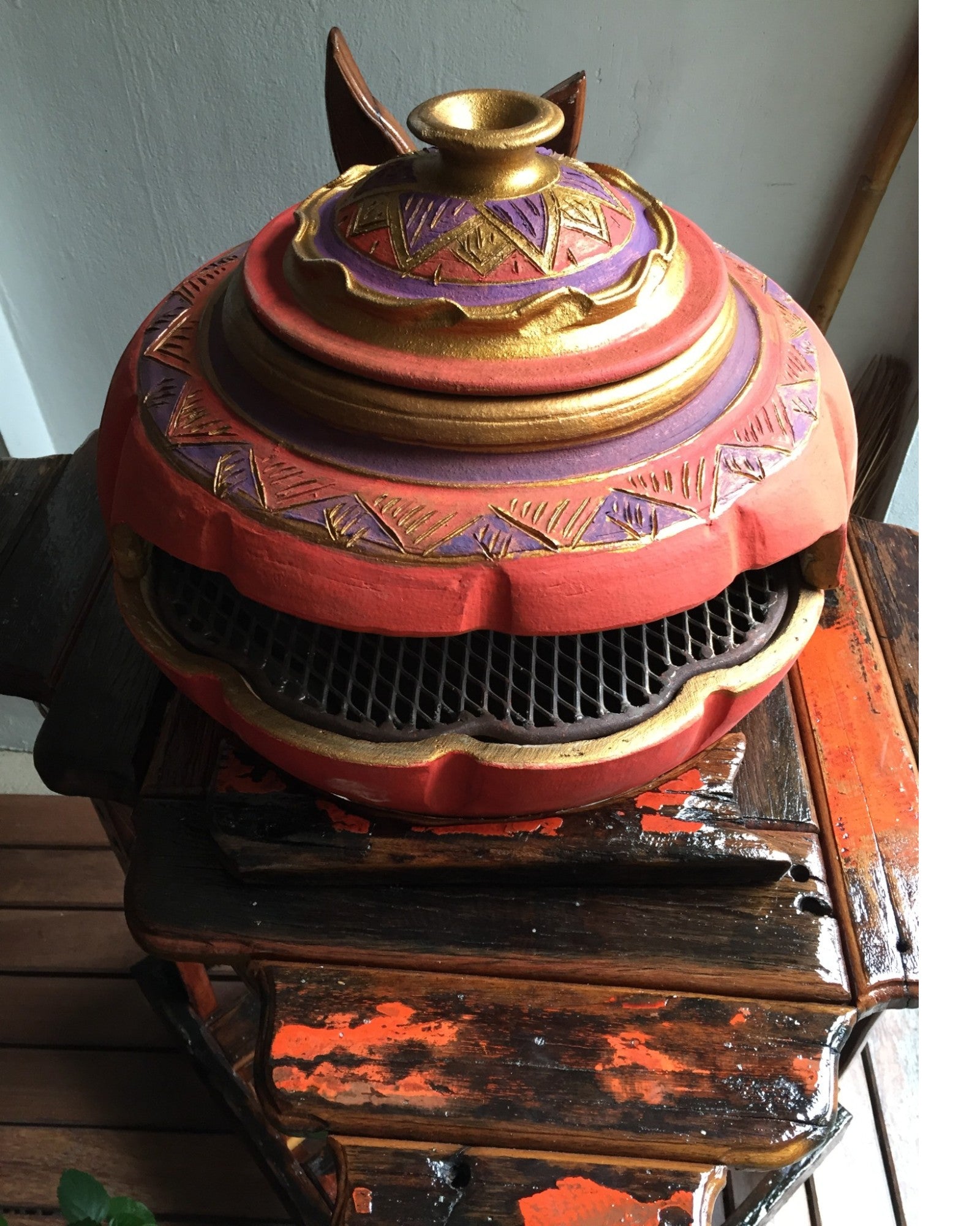 BBQ-ClayPot on Wodden Stand