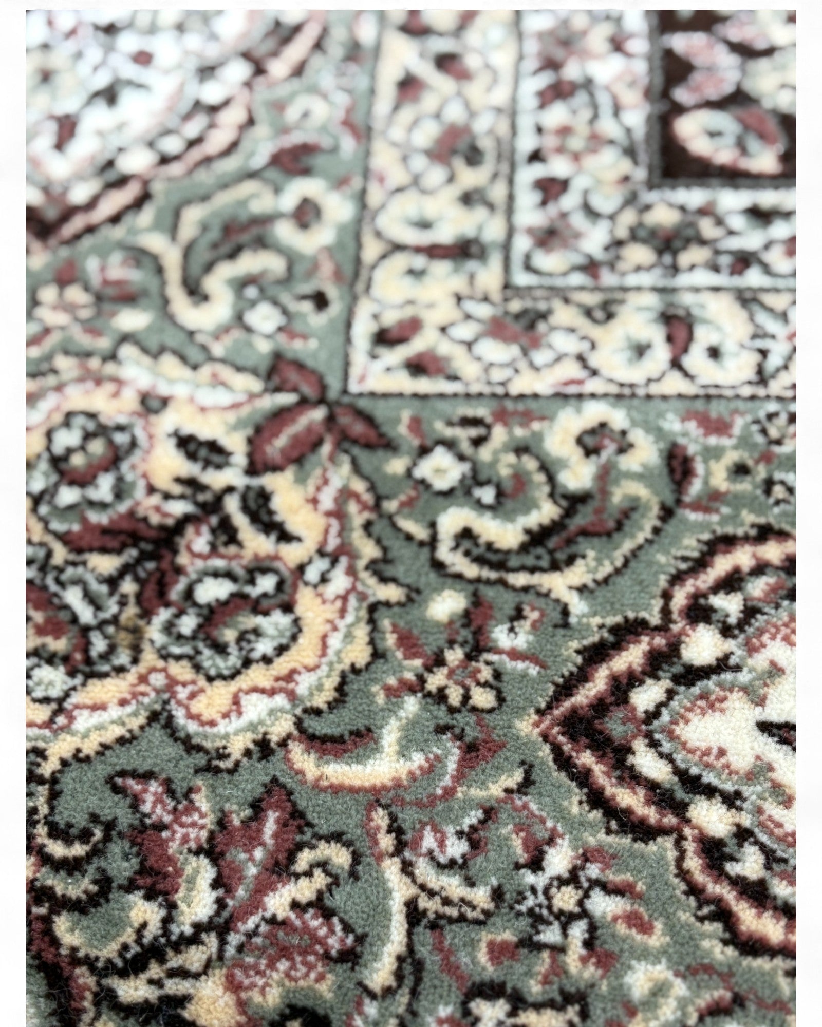 Belgian Machine-Woven Classic Medallion Rug | 250 x 350 cm