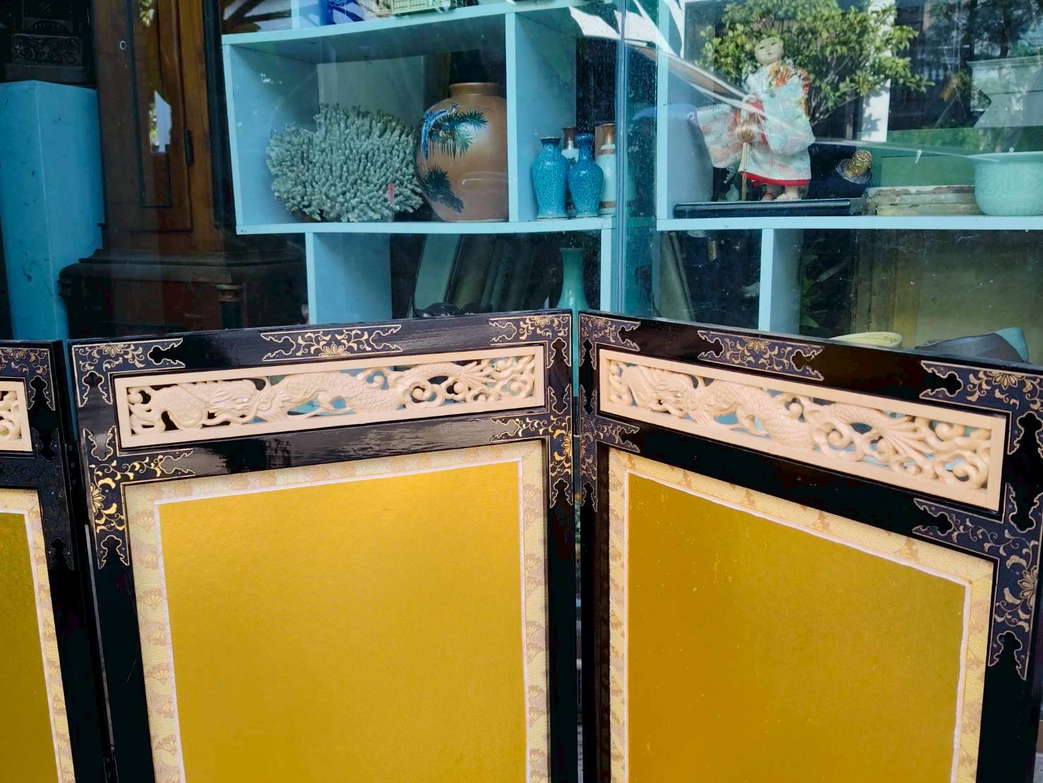 Folding Gold Screen with Carved Dragon Motif