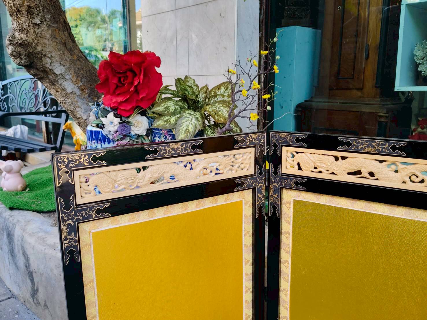 Folding Gold Screen with Carved Dragon Motif