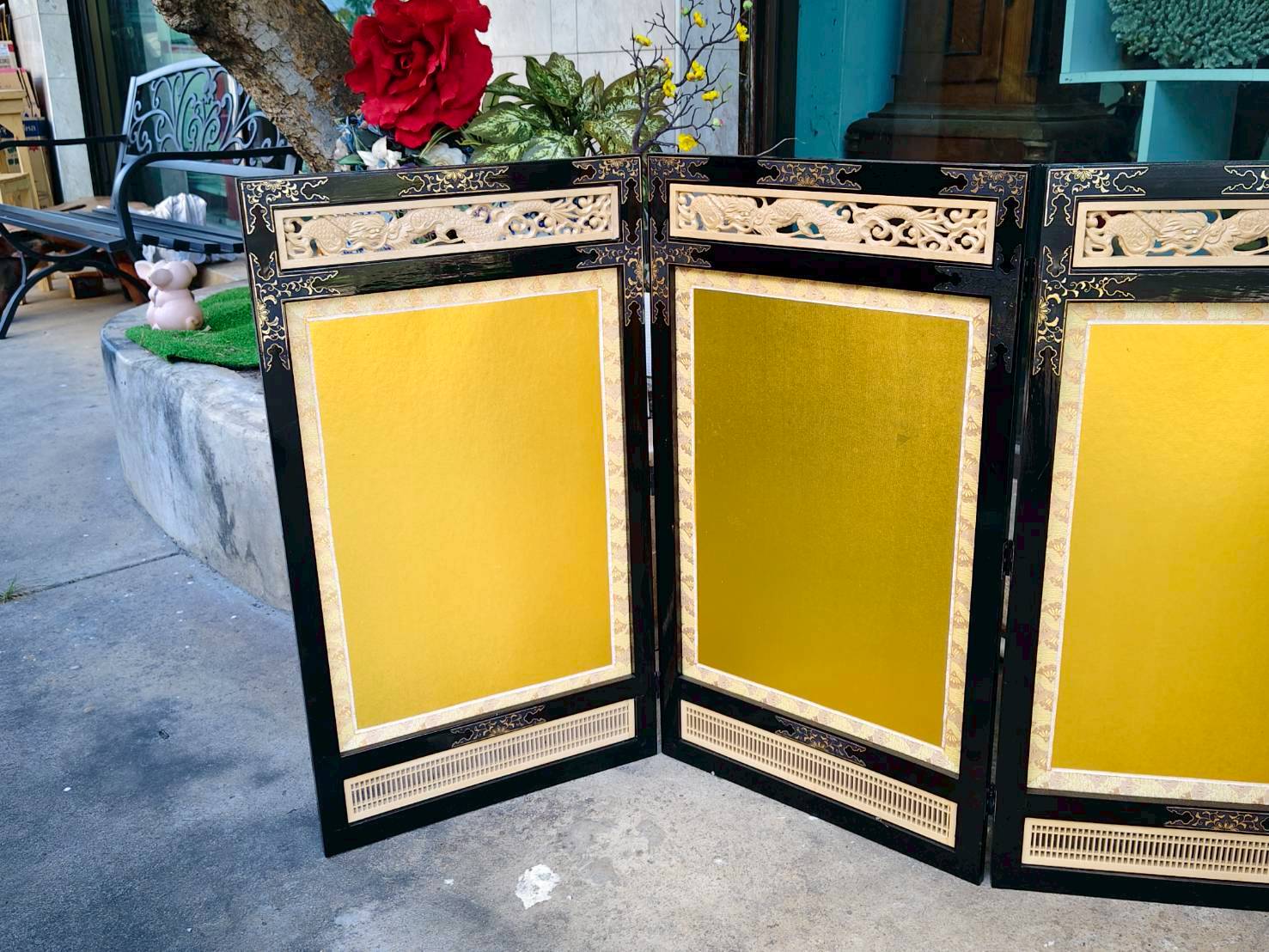 Folding Gold Screen with Carved Dragon Motif