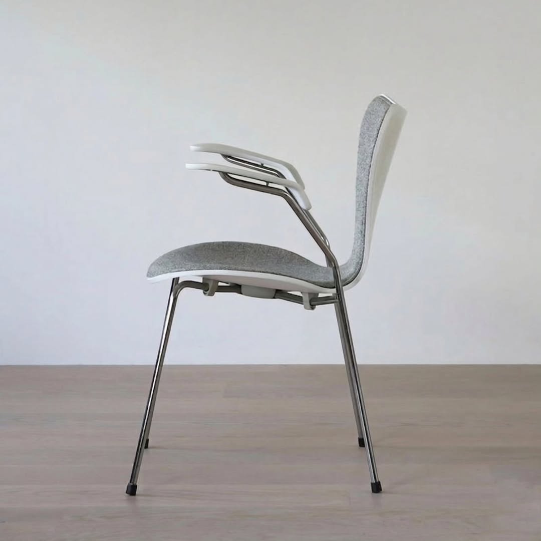 Fritz Hansen Series 7™ Armchair (Model 3207)