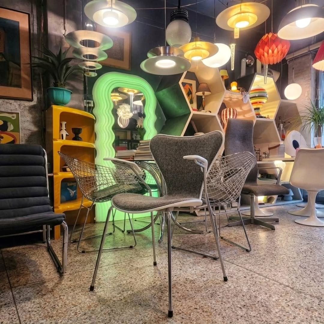 Fritz Hansen Series 7™ Armchair (Model 3207)