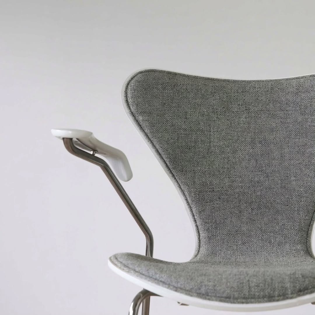 Fritz Hansen Series 7™ Armchair (Model 3207)