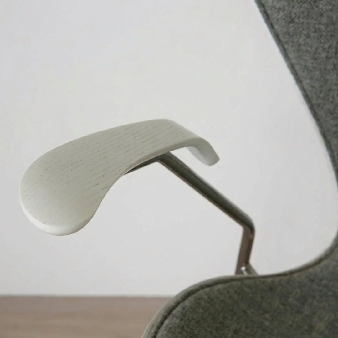 Fritz Hansen Series 7™ Armchair (Model 3207)